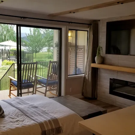 New Remodel! Lakeside Condo w/ Pool, Kayaks, Bikes