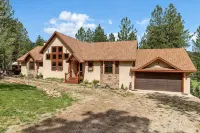 Luxury home on the golf course with spacious deck overlooking the mountains - Pool