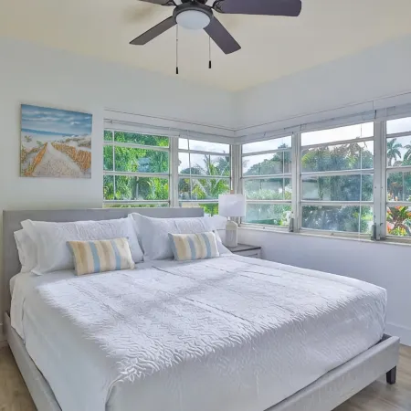 Cheerful 2-bedroom house with Putting Green!