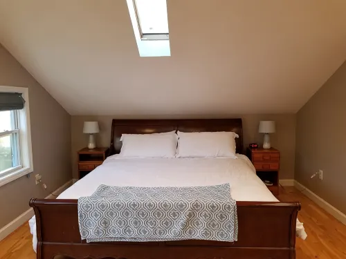 Walk to Everything! Large studio with hot tub in Black Mountain - Apartments