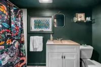 Witchy Hideaway Cottage; Close to Beaches, Salem & Train to Boston