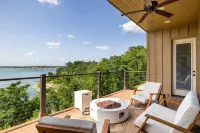 3800sf Lake Front Home, Hot Tub, Next to Boat Ramp and Park, Centrally Located!