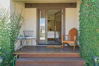 Private Suite with separate entrance and private bath - Wi-Fi