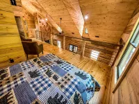 Popular - Peaceful Bear Cabin - 3Br 2BTH - Big Hot Tub - Quiet - Hytter