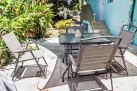 Spacious Family Retreat: Terrace, Inground Pool, Solar Power, Wi-fi, Pool Table - Homestays