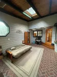 Riverfront Retreat + Spa • Private Deck • Game Room • View — Close to Sequoia NP