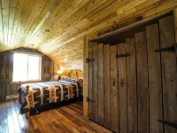 Stay in the Barn! Bedroom in the Hayloft! 칠리왝 호텔