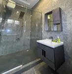Charming 3-bedroom building with AC and WiFi in welcoming ACP Kwabenya Estate - บังกะโล