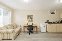 Private Sunny Cozy 1BR Suite