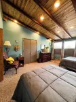 THE LOFT 3 level urban cabin with a HUGE patio! - โฮมสเตย์