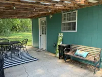 Cozy 2 Bedroom Country Cottage North of Parsons . Sleeps up to 5 people. - Wifi