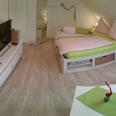 Bright, friendly top floor apartment with WLAN, 15 min. walk to the beach.