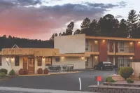Kings House Motor Hotel - Motels