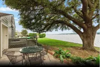 Quaint, Cozy, Lakefront Haven w/ Lily Pad, Kayaks, Firepit, and Wrap Around Deck - ブティック