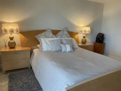 Penthouse Condo, with stunning ocean views Hotels in Surfside