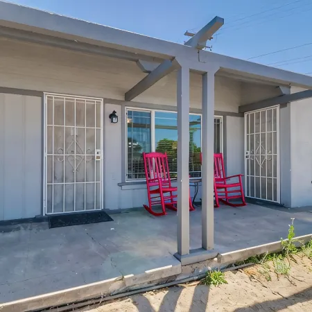 Welcoming bungalow with den, ideal for longer stays, near everything!