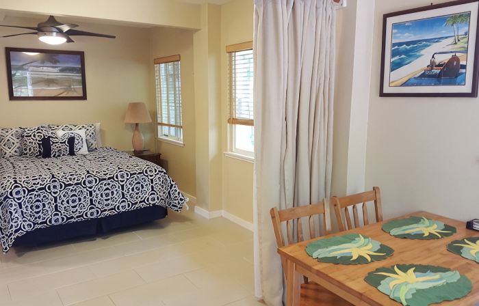 Awesome private studio w/AC one block to Sunset Beach