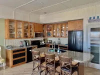 Beautiful Ocean View Condo with Communal Pool & Hot Tub - WiFi
