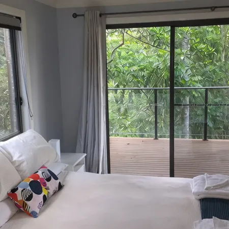 Treetops Haven- Bushland setting a short stroll to Maleny Centre