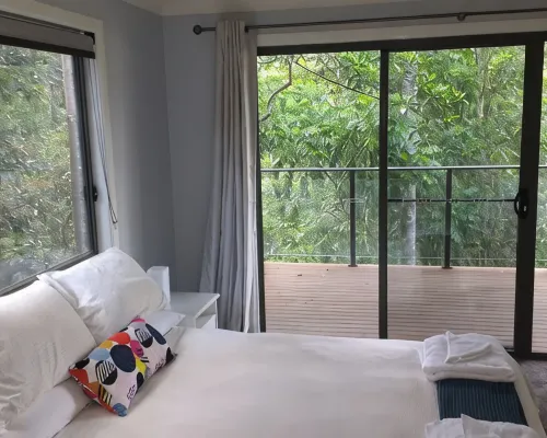 Treetops Haven- Bushland setting a short stroll to Maleny Centre Hotels in Maleny