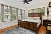 Charming Cottage & Guest House 1 Block to Beach with Oaks and water views - Boutique