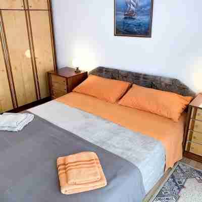 Bright apartment with terrace -3 people Rooms