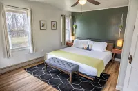 Cozy Farmhouse Gem! - 8 Min to NRG! Hot Tub/ EV Charger - Boutique