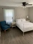 Cozy Downtown Retreat Near LakePoint Sports Center - Homestays
