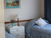 Delightful home away from home...comfortable, warm and beautiful gardens. 롤레스톤 호텔