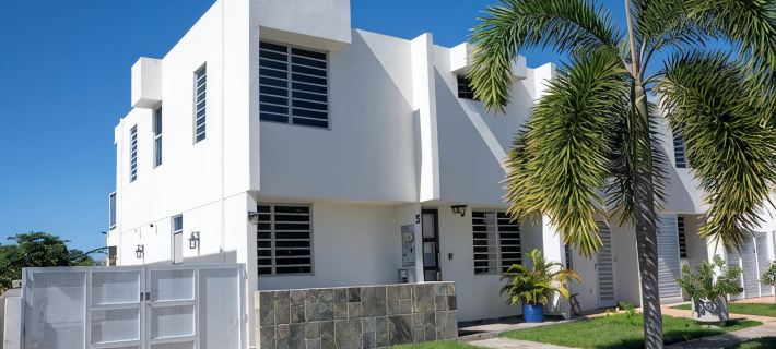 Beachfront in gated community with patio,  balcony, pool, close to all in Rincón Hotels in Puntas