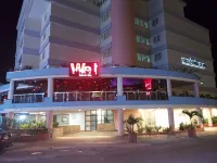 Tropical Gem! Watch Jets Fly into Airport+Ocean Beach+Garden Views+Many Perks!!! - Wifi
