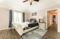Re-Designed, Cosmos Retreat, King Bed, Hot Tub, WiFi, Large TVs, Spacious & Calm -  Privatzimmer