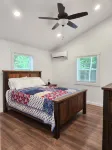 Quiet cabin 30 min from wineries, restaurants, Sugar Creek & Walnut Creek.