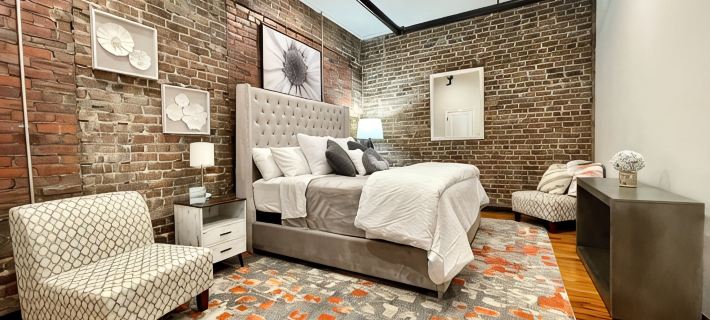 Charming 2-bedroom 2-bath condo with AC and WiFi in pleasant Downtown Hammond! Hotels in Hammond