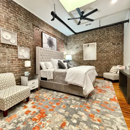 Charming 2-bedroom 2-bath condo with AC and WiFi in pleasant Downtown Hammond!