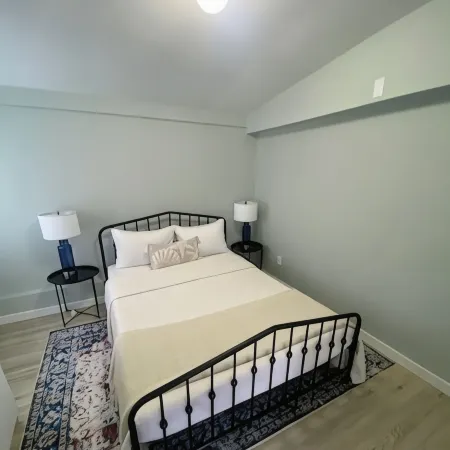 The Flipper: 2BR Coastal Cottage Walk to Depoe Bay, Hot Tub & Arcade & Fire Pit