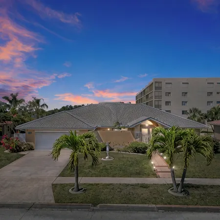 Beautiful River Front Home - Private Pool - Walk to Beach-Kayaks
