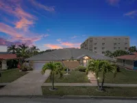 Beautiful River Front Home - Private Pool - Walk to Beach-Kayaks - 4성급