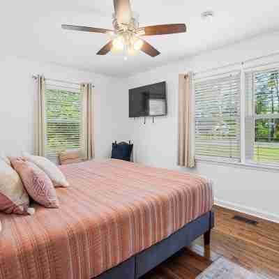Pet Friendly Charming Craftsmen w/ Fenced Yard & Firepit. Near Sgmc & Vsu & Eats Rooms