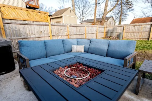 Walk to the Beach from Beachy Farmhouse - Lake Michigan & Hot Tub. Pet-Friendly! - con encanto