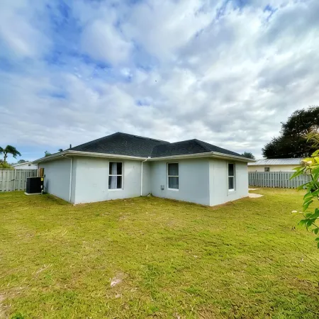 Luxurious, Charming & Modern 4-bedroom 2-bathroom in brilliant Palm Bay