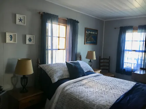 2 bedroom  1 bath, large deck and dock, on the water in peaceful cove,   Year - Wifi