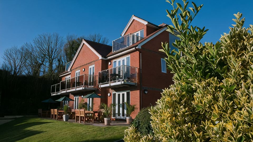 Location-Location-Location! - Spacious 2 Bed Apt with Sea & Country Views