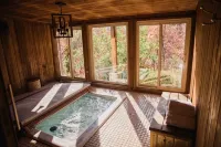 Gorgeous views and two decks! Large open cabin, short walk to lodge - Sleeps 14 - 4-stjärniga