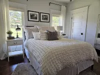 Great Space-Blocks from Downtown! Lots of Parking. No Cleaning Fees. - Homestays