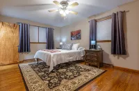 Charming and Spacious 3 Bedroom Home in Lancaster - Wifi