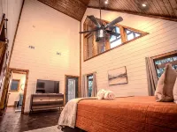 Romantic Couples Cabin minutes from Casino Excitement & Lakeside Serenity โรงแรมในโบรคเกนโบว์
