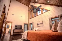 Romantic Couples Cabin minutes from Casino Excitement & Lakeside Serenity - Chalets