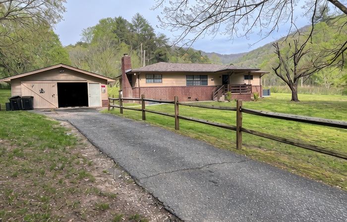 Dragons Lair - motorcycle friendly, all paved roads, lockable garage, no incline