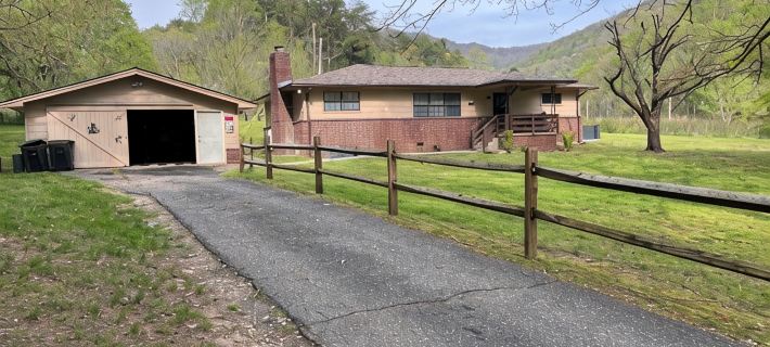 Dragons Lair - motorcycle friendly, all paved roads, lockable garage, no incline Hotels in Graham County